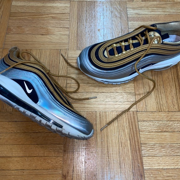 WOMEN’S NIKE AIR MAX 97 SE METALLIC GOLD - SIZE 8 - Picture 3 of 7